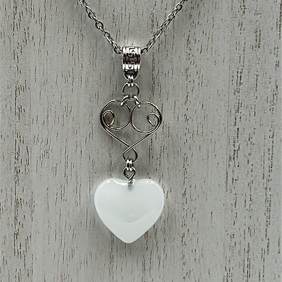 2028- Heart Holding A Natural Stone Heart Handmade Necklace NWT - Picture 4 of 7